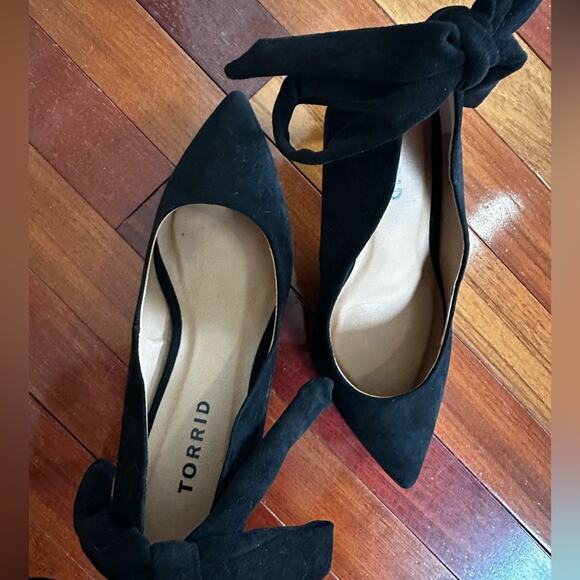 Torrid Black Suede Bow Pointed Toe Pumps Holiday Party Heels 8W Wide 3” High - Picture 5 of 6
